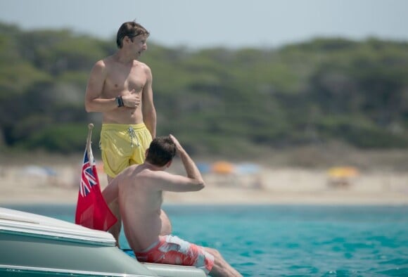 James Blunt a de beaux restes, mais un bronzage inexistant, sur son bateau à Ibiza, le 25 juillet 2012.