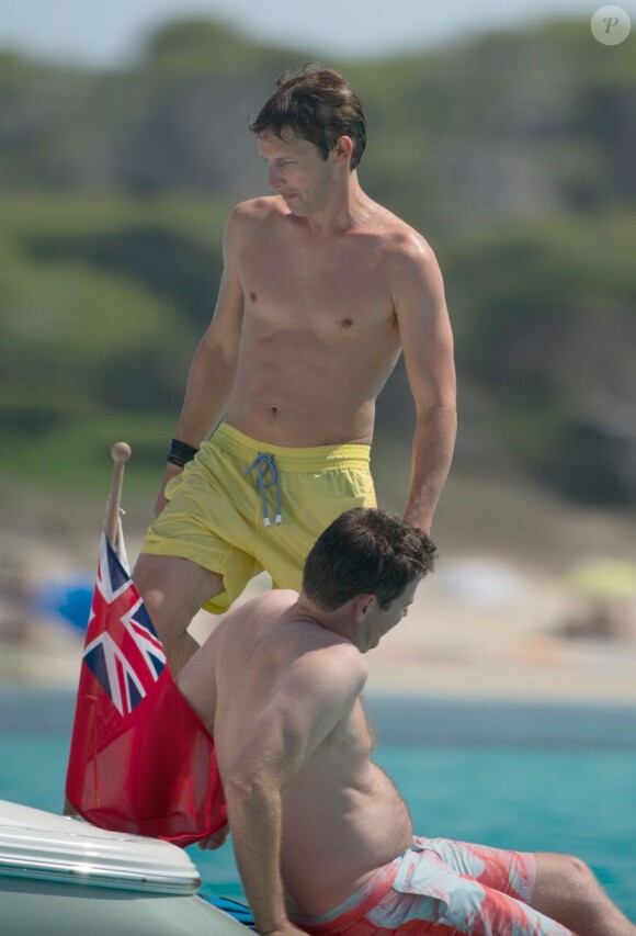 James Blunt se prélasse sur son bateau à Ibiza, le 25 juillet 2012.