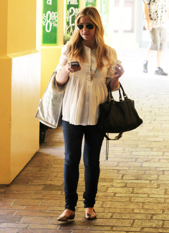 Sarah Michelle Gellar, enceinte, fait du shopping à Westwood, Los Angeles, le 25 juillet 2012 