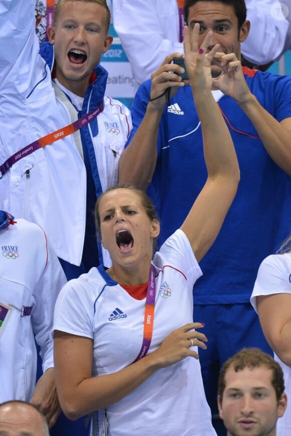 Laure Manaudou le 29 juillet 2012, enthousiaste après la médaille d'or décrochée par Camille Muffat à l'Aquatics Center de Londres lors des Jeux olympiques 2012 sur 400 mètres