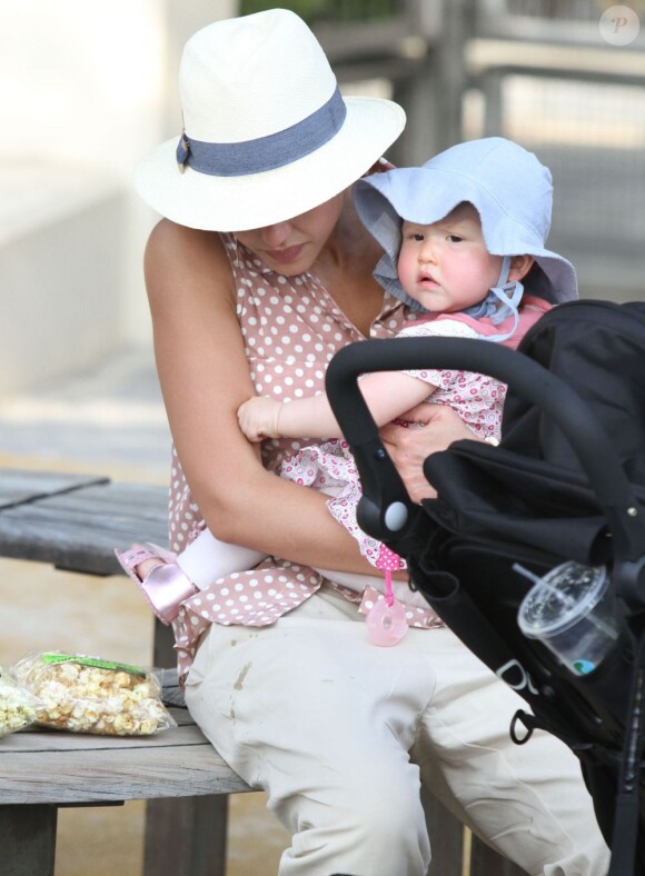 Jessica Alba et sa fille Haven passent un moment à l'Hudson River Park. New York, le 26 juillet 2012.