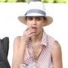 Petit goûter pour Jessica Alba qui déguste des pop corn dans l'Hudson River Park. New York, le 26 juillet 2012.