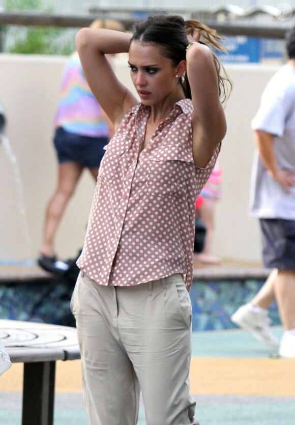 Jessica Alba s'amuse avec ses enfants dans un parc à New York. Le 26 juillet 2012.