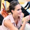 Observant ses filles s'amuser, Jessica Alba immortalise ce moment de bonheur sur son iPhone. New York, le 26 juillet 2012.