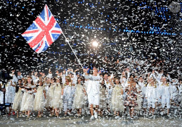 Le porte-drapeau de la Grande-Bretagne Chris Hoy,  pistard et triple champion olympique 2008, lors de la cérémonie d'ouverture des Jeux olympiques de Londres 2012. 27 juillet