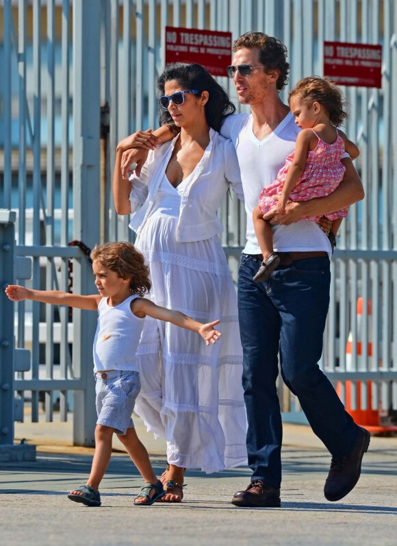Camila Alves enceinte, son mari Matthew McConaughey et leurs enfants à New York le 22 juillet 2012.