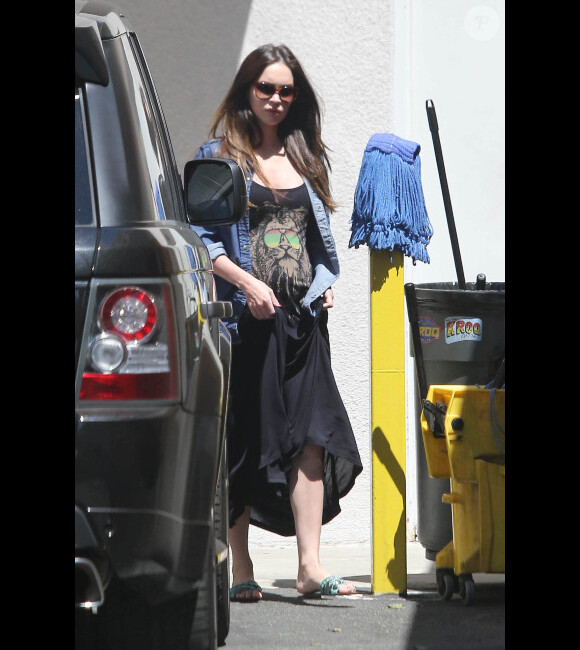 Megan Fox, enceinte de son premier enfant, quittant un restaurant japonais à West Hollywood le 29 juillet 2012