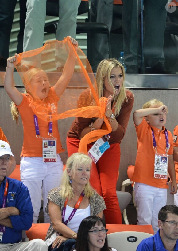Le prince Willem-Alexander et la princesse Maxima des Pays-Bas avec leurs filles les princesses Catharina-Amalia (8 ans), Alexia (7 ans) et Ariane (5 ans) dans les gradins de l'Aquatics Centre des Jeux olympiques de Londres le 29 juillet 2012, en feu devant la médaille d'argent des nageuses hollandaises dans le relais 4 x 100 m nage libre féminin.
