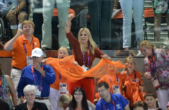 Le prince Willem-Alexander et la princesse Maxima des Pays-Bas avec leurs filles les princesses Catharina-Amalia (8 ans), Alexia (7 ans) et Ariane (5 ans) dans les gradins de l'Aquatics Centre des Jeux olympiques de Londres le 29 juillet 2012, en feu devant la médaille d'argent des nageuses hollandaises dans le relais 4 x 100 m nage libre féminin.