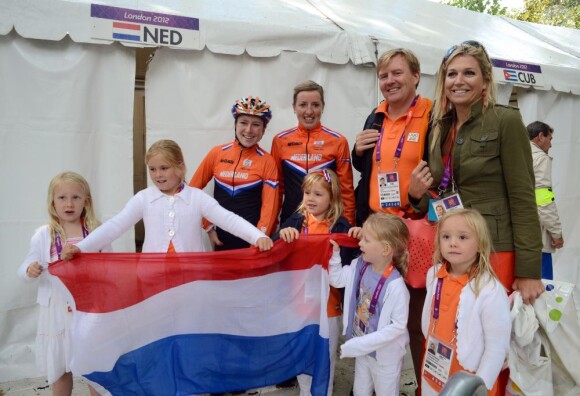 Le prince Willem-Alexander et la princesse Maxima des Pays-Bas ont posé en famille avec la cycliste Marianne Vos, championne olympique de la course sur route, le 29 juillet 2012, avec leurs filles les princesses Catharina-Amalia (8 ans), Alexia (7 ans) et Ariane (5 ans).