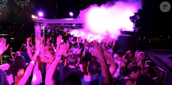 La foule en délire pour Apl.de.Ap des Black Eyed Peas à Cannes le 30 août 2012 sur le Axe Boat