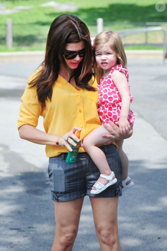 Tiffani Thiessen s'amuse avec sa fille Harper à New York le 30 juillet 2012