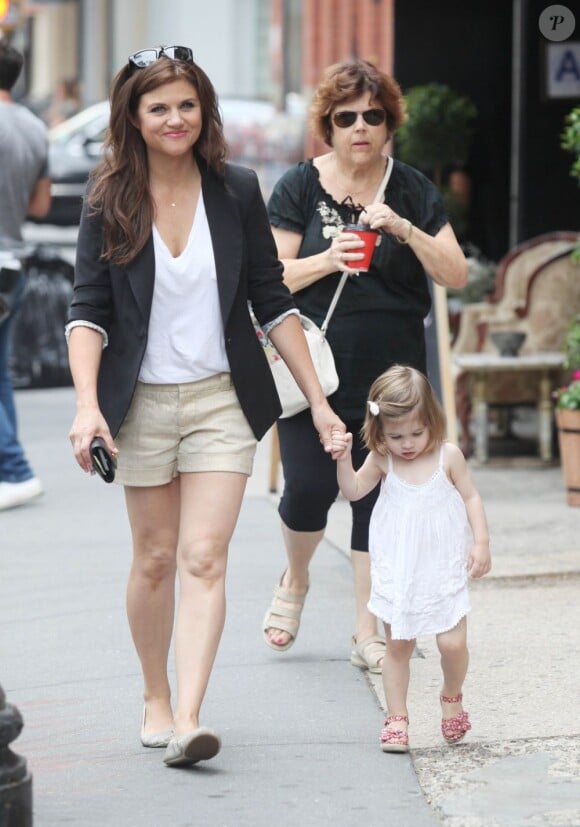 Complices, Tiffani Thiessen en promenade avec sa fille Harper à New York le 31 juillet 2012