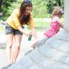 Bienveillante, Tiffani Thiessen s'amuse avec sa fille Harper à New York le 30 juillet 2012