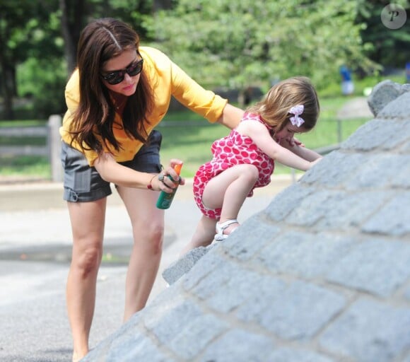 Tiffani Thiessen s'amuse avec sa fille Harper à New York le 30 juillet 2012