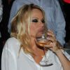 Pamela Anderson ne se serait-elle pas noyée dans le champagne alors qu'elle fait la fête au Vip Room de Saint Tropez le 31 juillet 2012