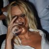 Quand Pamela Anderson fait la fête au Vip Room de Saint Tropez le 31 juillet 2012, les bulles sont à l'honneur 