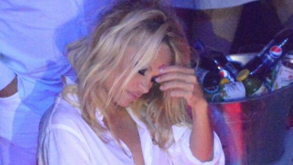 Pamela Anderson : L'ex-sauveteuse se noie dans le champagne...