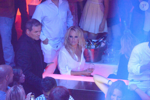 Pamela Anderson fait la fête au Vip Room de Saint Tropez le 31 juillet 2012 