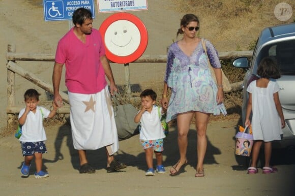 Le prince Louis de Bourbon en vacances avec sa femme la princesse Maria Margarita et leurs trois enfants sur la plage de Cadix le 24 juillet 2012