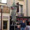 Avec prudence, la statue aux airs de Carla Bruni dressée à Nogent-sur-Marne, le 1er août 2012