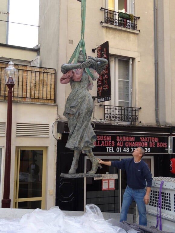Avec prudence, la statue aux airs de Carla Bruni dressée à Nogent-sur-Marne, le 1er août 2012