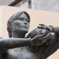 Carla Bruni : Sa statue de bronze en place à Nogent-sur-Marne, mais cachée...