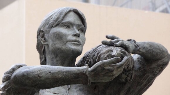 Carla Bruni : Sa statue de bronze en place à Nogent-sur-Marne, mais cachée...