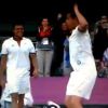 Michaël Llodra en pleine imitation de la "danse des pouces" de Jo-Wilfried Tsonga après leur victoire en double lors des Jeux olympiques de Londres le 31 juillet 2012