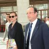 François Hollande et Valerie Trierweiler, enthousiastes à l'idée de partir pour le Fort de Brégançon en TGV à la gare de Lyon le 2 août 2012 à Paris