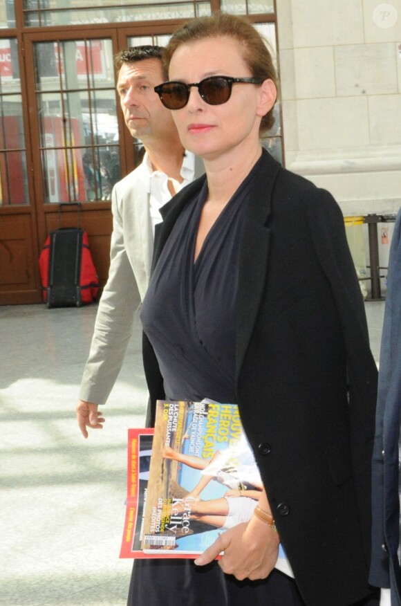 Valerie Trierweiler, heureuse de passer quelques jours de repos au Fort de Brégançon avec son compagnon François Hollande, ici à la gare de Lyon le 2 août 2012 à Paris