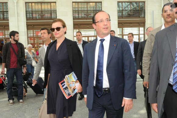 François Hollande et Valerie Trierweiler s'apprêtent à partir pour le Fort de Brégançon en TGV à la gare de Lyon le 2 août 2012 à Paris