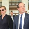 François Hollande et Valerie Trierweiler s'apprêtent à partir pour le Fort de Brégançon en TGV à la gare de Lyon le 2 août 2012 à Paris
