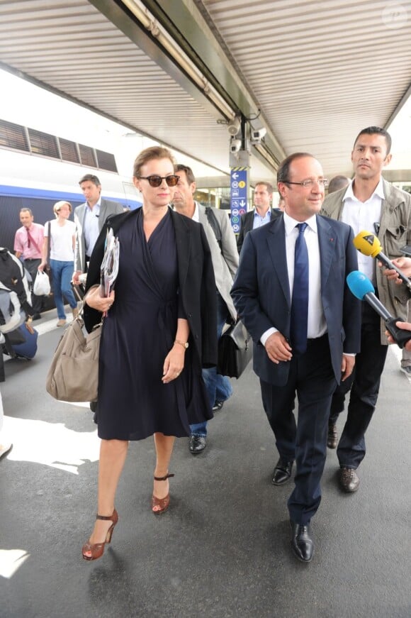 François Hollande et Valerie Trierweiler s'apprêtent à partir pour le Fort de Brégançon en TGV à la gare de Lyon le 2 août 2012 à Paris