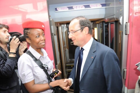 François Hollande salue le personnel de la SNCF avant de partir pour le Fort de Brégançon en TGV à la gare de Lyon le 2 août 2012 à Paris