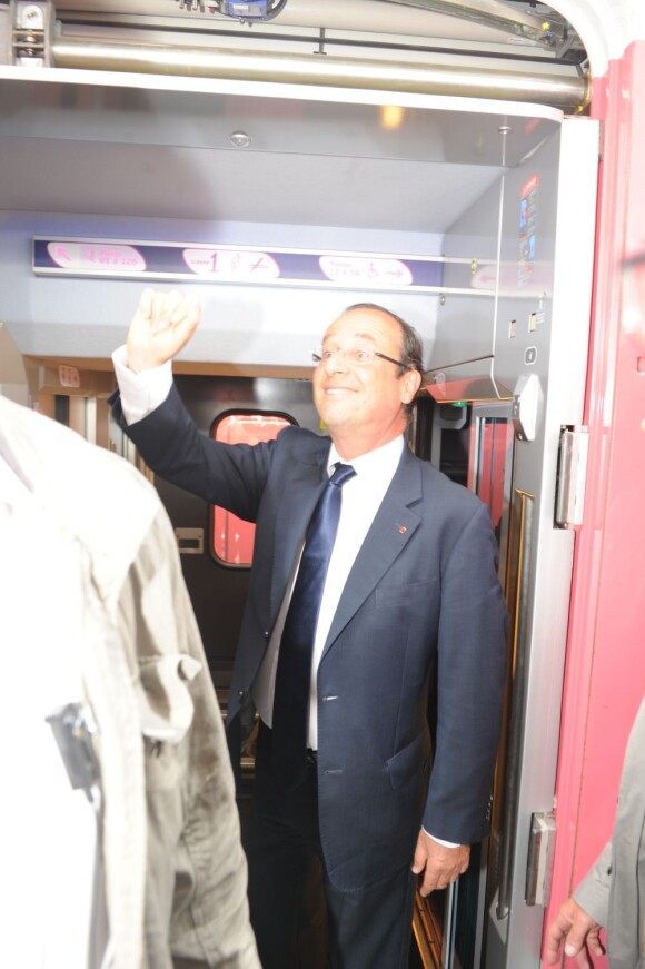 François Hollande ravi de partir pour le Fort de Brégançon pour quelques jours de congés à la gare de Lyon le 2 août 2012 à Paris