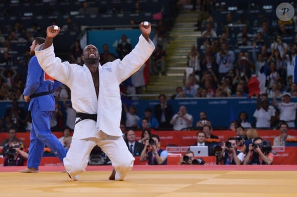 Teddy Riner savoure avec sa famille, ses fans et ses amis son titre olympique obtenu lors des Jeux olympiques de Londres le 3 août 2012 après avoir battu le Russe Alexander Mikhaïline