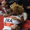 Teddy Riner embrassé tendrement par sa compagne Luthna lors des Jeux olympiques de Londres le 3 août 2012 après avoir décroché la médaille d'or