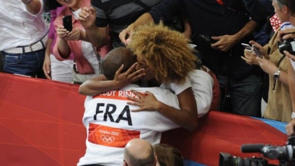 JO 2012-Teddy Riner: L'ivresse et le baiser de sa compagne après l'or olympique