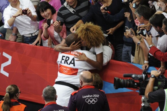 Teddy Riner embrassé tendrement par sa compagne Luthna lors des Jeux olympiques de Londres le 3 août 2012 après avoir décroché la médaille d'or