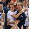 Kate Middleton et le prince William en plein câlin dans les gradins du Vélodrome de Londres lors de la victoire des Britanniques dans l'épreuve de vitesse sur piste des Jeux olympiques, le 2 août 2012. Le lendemain, William confiera à la BBC qu'il avait une peur panique d'être pris pour cible avec sa femme par la kiss cam !