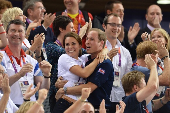 Kate Middleton et le prince William en plein câlin dans les gradins du Vélodrome de Londres lors de la victoire des Britanniques dans l'épreuve de vitesse sur piste des Jeux olympiques, le 2 août 2012. Le lendemain, William confiera à la BBC qu'il avait une peur panique d'être pris pour cible avec sa femme par la kiss cam !