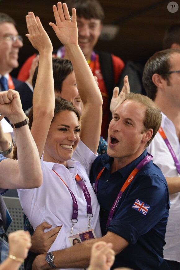 Kate Middleton et le prince William dans les gradins du Vélodrome de Londres lors de la victoire des Britanniques dans l'épreuve de vitesse sur piste des Jeux olympiques, le 2 août 2012. Le lendemain, William confiera à la BBC qu'il avait une peur panique d'être pris pour cible avec sa femme par la kiss cam  !