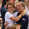 Kate Middleton et le prince William dans les gradins du Vélodrome de Londres lors de la victoire des Britanniques dans l'épreuve de vitesse sur piste des Jeux olympiques, le 2 août 2012. Le lendemain, William confiera à la BBC qu'il avait une peur panique d'être pris pour cible avec sa femme par la kiss cam  !