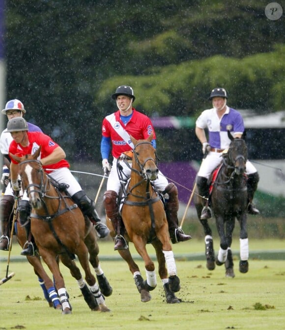 Les princes William et Harry disputant le 5 août 2012 un match de polo caritatif au profit de trois associations qu'ils soutiennent lors du Jerudong Trophy, dans les Costwolds.
