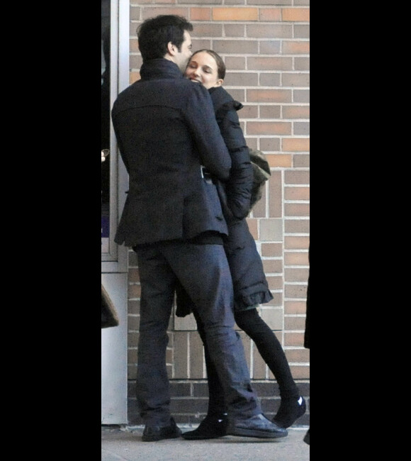 Natalie Portman et Benjamin Millepied, en plein câlin, en janvier 2010 à New York