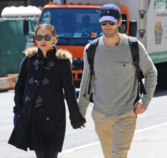Natalie Portman, enceinte, et Benjamin Millepied en avril 2011 à New York où le temps est moins clément