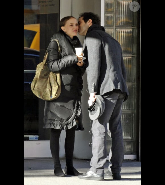Natalie Portman et Benjamin Millepied, et un joli baiser, en janvier 2010 à New York