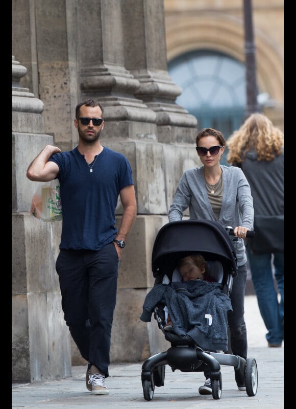 Natalie Portman et Benjamin Millepied à Paris le 18 juin 2012, avec leur fils Aleph