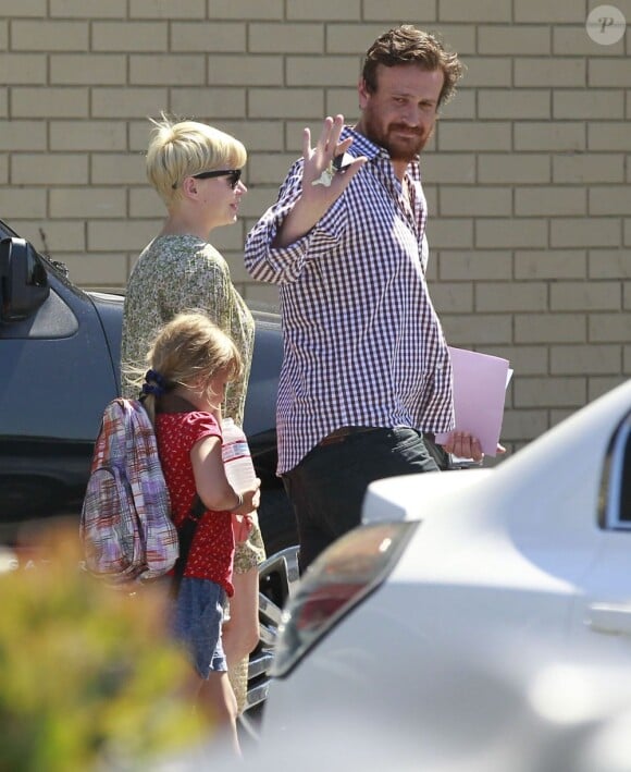 Michelle Williams, sa fille Matilda et son compagnon Jason Segel à Los Angeles le 6 août 2012 à la sortie du cours de gym de la petite fille